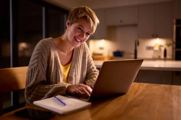 Glimlachende Jonge Vrouw Werken Studeren Laptop Thuis Nachts — Stockfoto