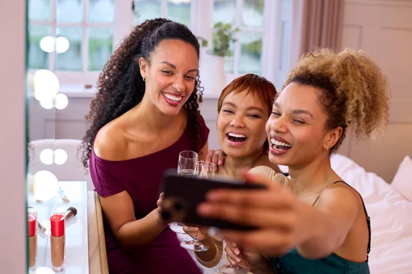 Group Female Friends Home Dressed Drinking Champagne Posing Selfie Night — Stock Photo, Image