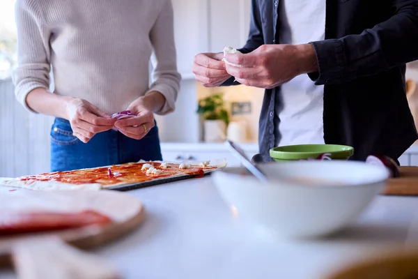 Primer Plano Pareja Cocina Casa Haciendo Pizza Casera Juntos —  Fotos de Stock