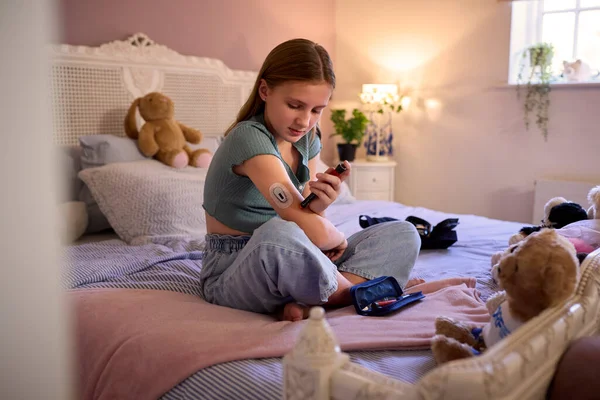 Νεαρό Διαβητικό Κορίτσι Κάθεται Στο Κρεβάτι Στο Σπίτι Χρησιμοποιώντας Κιτ — Φωτογραφία Αρχείου