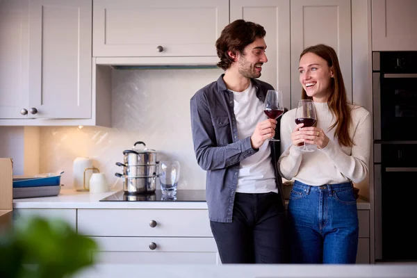 Ρομαντικό Νεαρό Ζευγάρι Στο Σπίτι Γιορτάζοντας Ένα Ποτήρι Κρασί Στην — Φωτογραφία Αρχείου