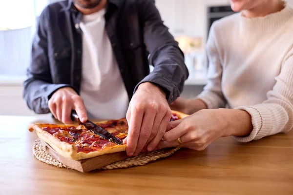 Primer Plano Pareja Cocina Casa Corte Casero Pizza Sentado Contador — Foto de Stock