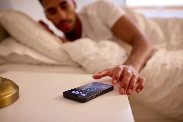 Чоловік Вдома Ліжку Вимикає Нагадування Мобільному Телефоні — стокове фото