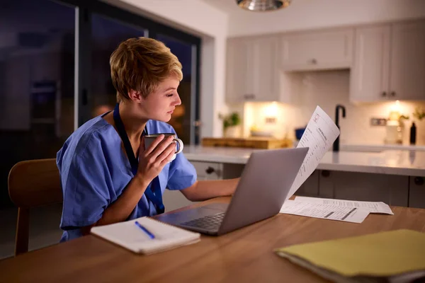 여자가 의료용 하거나 집에서 노트북을 공부하는 — 스톡 사진