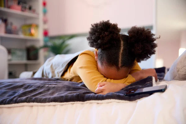 Unglückliches Mädchen Liegt Hause Bett Und Wird Über Soziale Medien — Stockfoto