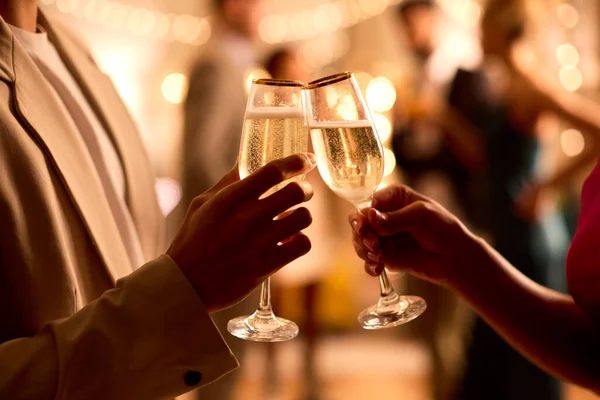 Der Nähe Von Pärchen Bei Party Herstellung Champagner Toast Zusammen — Stockfoto