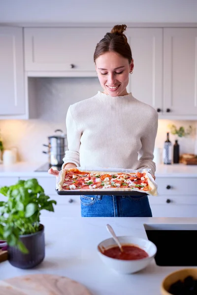 Mujer Cocina Casa Con Pizza Casera Listo Para Ser Horneado — Foto de Stock