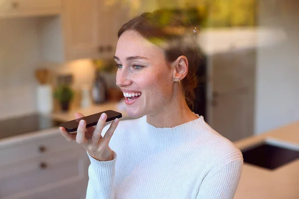 Mutfakta Dinlenen Camdan Mikrofona Konuşan Bir Kadın — Stok fotoğraf