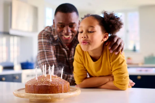 Vater Und Tochter Hause Küche Feiern Das Ausblasen Von Kerzen — Stockfoto