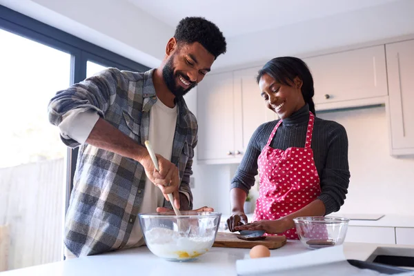 Evde Pasta Yapan Çift Mutfakta Birlikte — Stok fotoğraf