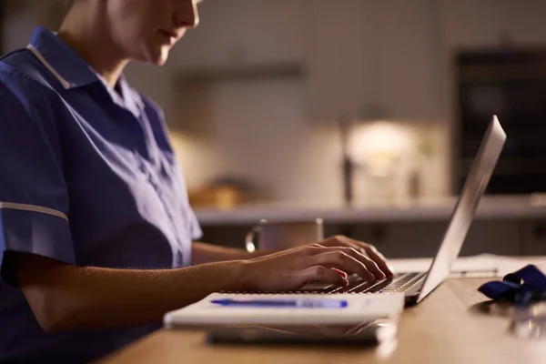 Zbliżenie Kobiety Noszącej Medyczne Szorty Pracującej Lub Studiującej Laptopie Domu — Zdjęcie stockowe