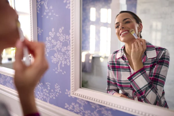 Mujer Casa Usando Pijamas Mirando Espejo Baño Poniéndose Maquillaje Con —  Fotos de Stock