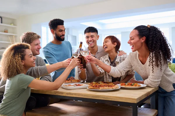 Amigos Celebrando Con Alegría Casa Cocina Comiendo Pizzas Caseras —  Fotos de Stock