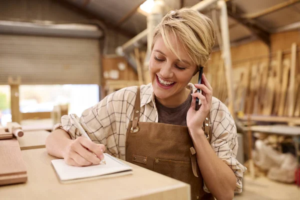 Női Gyakornok Aki Asztalosként Dolgozik Bútorműhelyben Telefonál — Stock Fotó