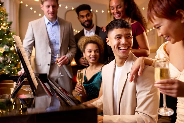Група Друзів Навколо Святкування Піаніно Різдво Або Новорічну Вечірку Разом — стокове фото