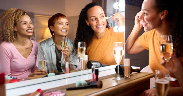 Groupe Amis Féminins Maison Mettre Sur Maquillage Boire Champagne Avant — Photo