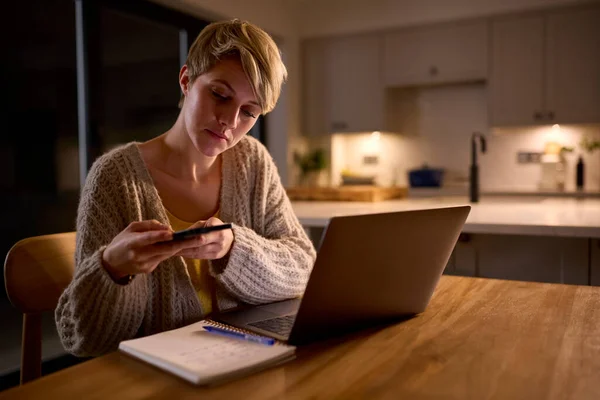 Genç Bir Kadın Geceleri Bilgisayarında Çalışıyor Ders Çalışıyor Cep Telefonuyla — Stok fotoğraf