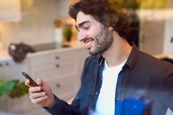 Mutfakta Dinlenen Adam Pencereden Sosyal Medya Mesajlarını Kontrol Ediyor — Stok fotoğraf