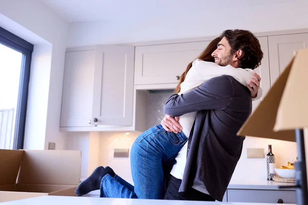 Genç Çift Yeni Evine Taşınıyor Mutfakta Kutuları Açarken Birbirlerine Sarılıyorlar — Stok fotoğraf