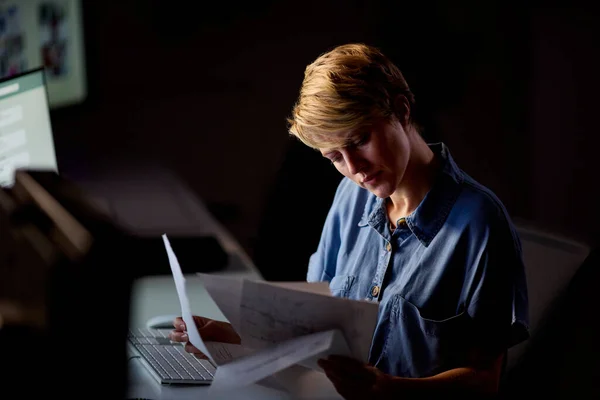 Geschäftsfrau Arbeitet Spät Büro Mit Einem Gesicht Das Vom Computerbildschirm — Stockfoto