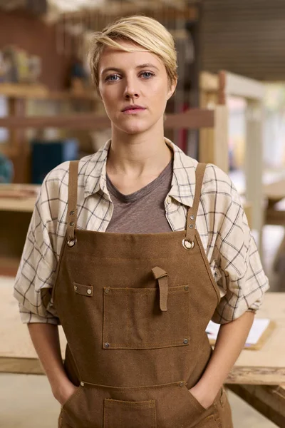 Portrait Female Apprentice Working Carpenter Furniture Workshop — Stock Photo, Image