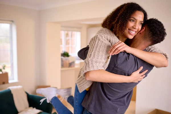 搬家当天 在新家拆箱时 兴奋的情侣拥抱在一起 — 图库照片