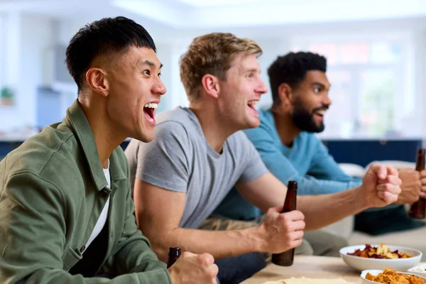 Groep Van Opgewonden Mannelijke Vrienden Kijken Naar Sport Thuis Lounge — Stockfoto