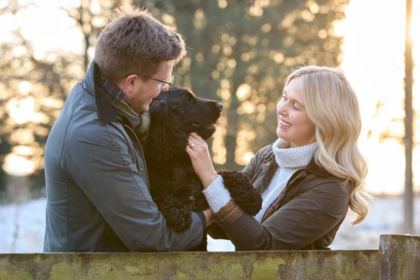 Couple Aimant Avec Animal Compagnie Spaniel Dog Penché Sur Clôture — Photo