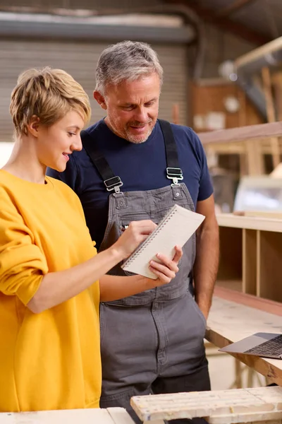 Female Apprentice Learning Skills Mature Male Carpenter Furniture Workshop — Stock Photo, Image