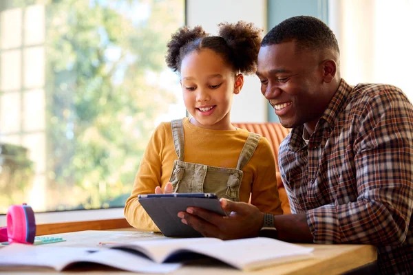 Babası Evde Kızına Yardım Ediyor Dijital Tablet Kullanarak Ödevlerini Yapıyor — Stok fotoğraf