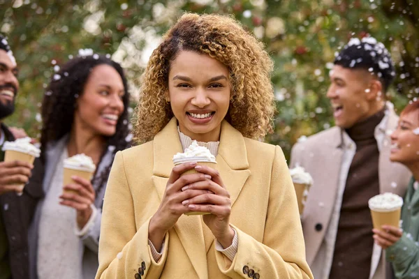 Group Friends Wearing Coats Standing Snow Holding Takeaway Hot Chocolate — Stock Photo, Image