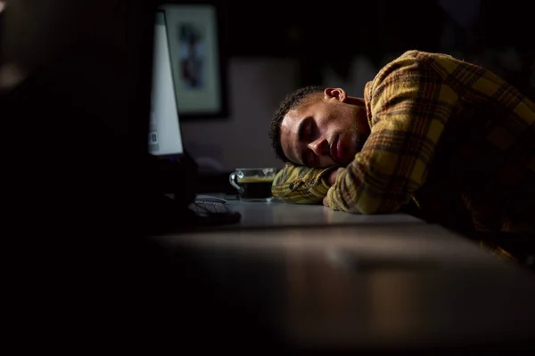 在办公室工作到很晚的商人睡在办公桌前 — 图库照片