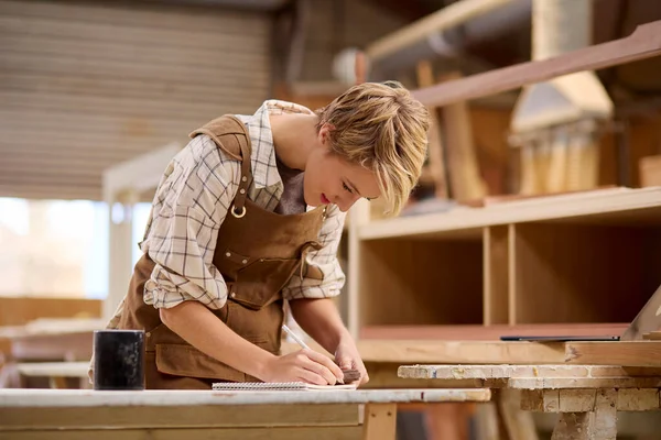 Aprendiz Feminino Trabalhando Como Carpinteiro Oficina Móveis — Fotografia de Stock
