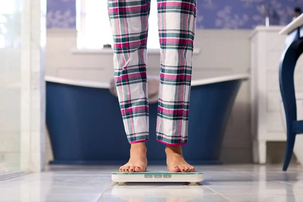 Primer Plano Mujer Casa Usando Pijamas Pesándose Balanzas Baño — Foto de Stock