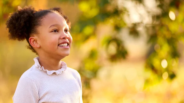 頭と肩 ポートレートの笑顔若い女の子の屋外で田舎 — ストック写真