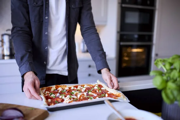 Primer Plano Del Hombre Cocina Casa Con Pizza Casera Listo — Foto de Stock