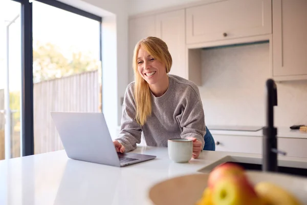 Vrouw Thuis Werken Laptop Teller Keuken — Stockfoto