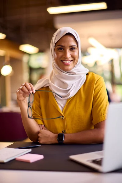 Retrato Mujer Negocios Madura Con Pañuelo Para Cabeza Trabajando Ordenador —  Fotos de Stock