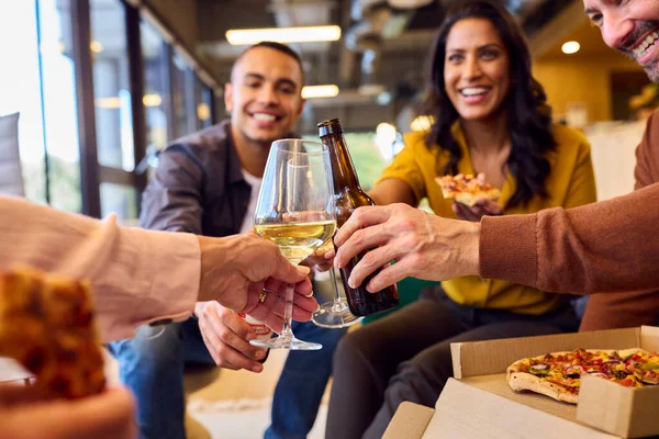 Close Pessoal Reunião Informal Escritório Com Takeaway Pizza Bebidas — Fotografia de Stock