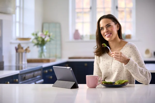 Vrouw Thuis Met Digitale Tablet Keuken Teller Eten Lunch — Stockfoto