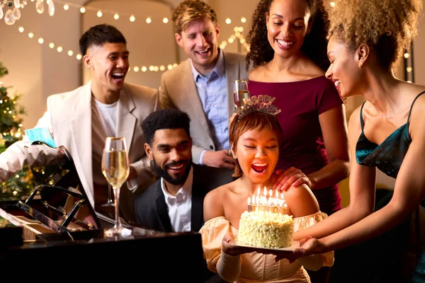 Grupo Amigos Alrededor Piano Celebrando Cumpleaños Mujer Con Pastel —  Fotos de Stock