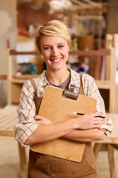 Retrato Aprendiz Feminino Com Prancheta Trabalhando Como Carpinteiro Oficina Móveis — Fotografia de Stock