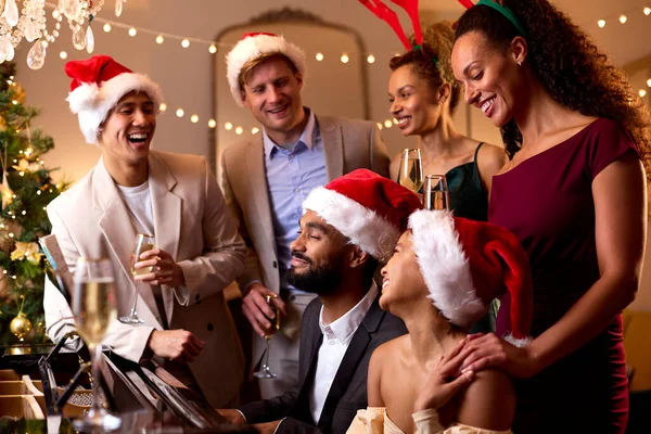 Vrienden Bij Piano Dragen Kerstmutsen Rendieren Geweien Vieren Met Kerstmis — Stockfoto
