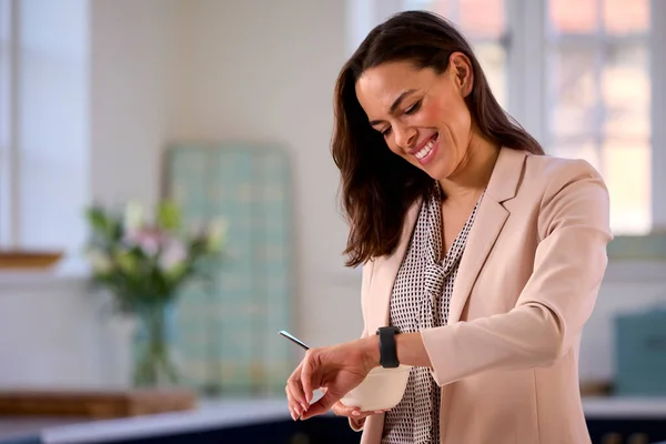 Zakenvrouw Thuis Keuken Ontbijten Controleren Smart Watch — Stockfoto
