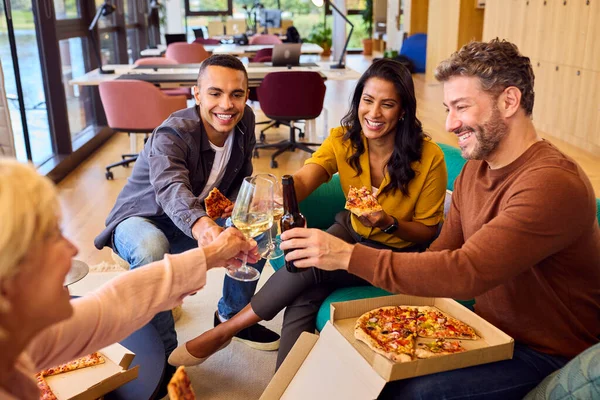 Personel Nieformalnym Spotkaniu Biurze Pizzą Wynos Napojami — Zdjęcie stockowe