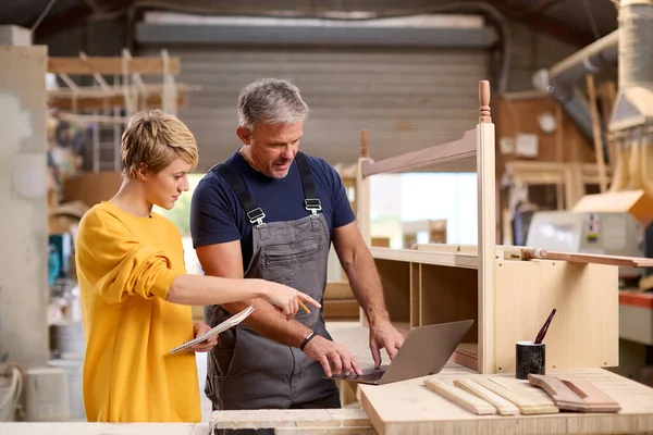 Ученица Женщина Обучается Навыкам Зрелого Плотника Мастерской Мебели — стоковое фото
