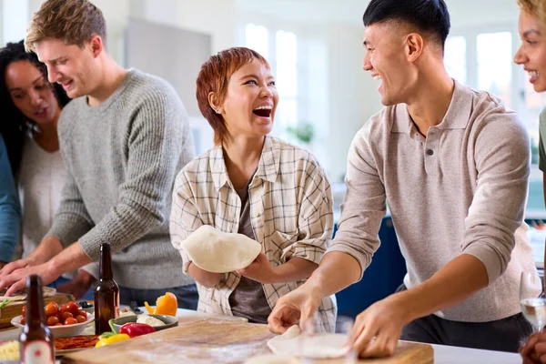 Groep Van Vrienden Thuis Keuken Met Het Maken Van Pizza — Stockfoto