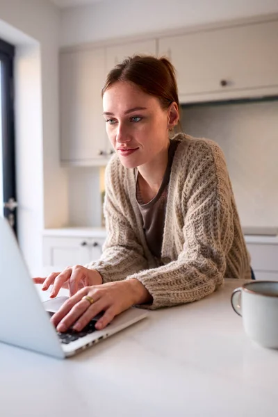 Jonge Vrouw Thuis Werken Laptop Teller Keuken — Stockfoto