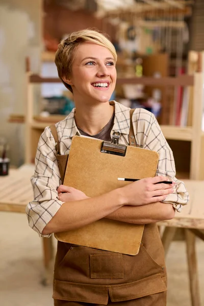 Retrato Aprendiz Feminino Com Prancheta Trabalhando Como Carpinteiro Oficina Móveis — Fotografia de Stock