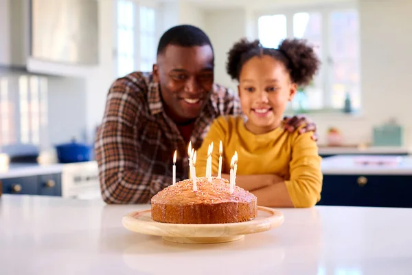 Baba Kızı Mutfakta Yapımı Pastada Mum Söndürmeyi Kutluyorlar — Stok fotoğraf